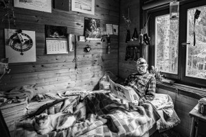 Polska, 25.04.2020, Chatkarz, stary hipis Blady (pol. Blady) odpoczywa w swoim małym pokoju.,
